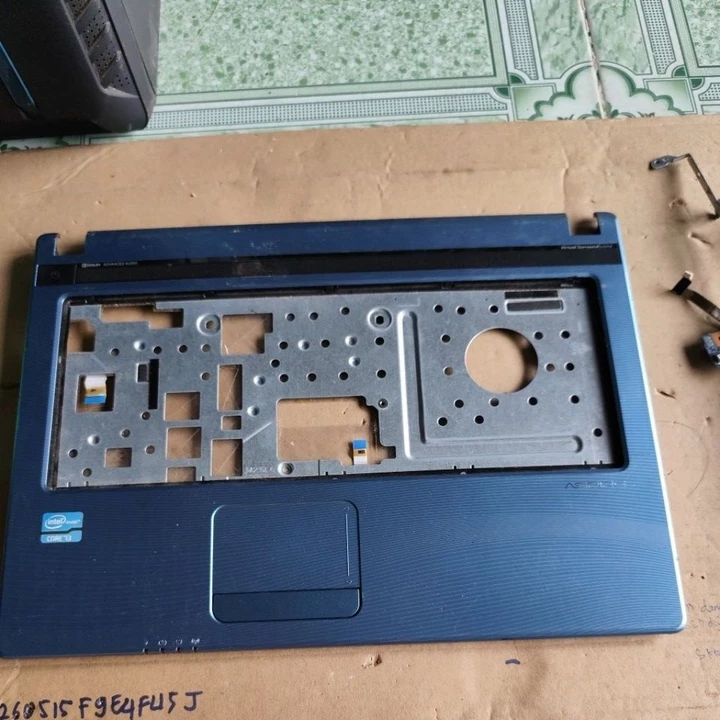 Vỏ mặt C laptop Acer aspire 4752 cũ ,có trầy xước nhiều , ốc Nguyên không bị bể