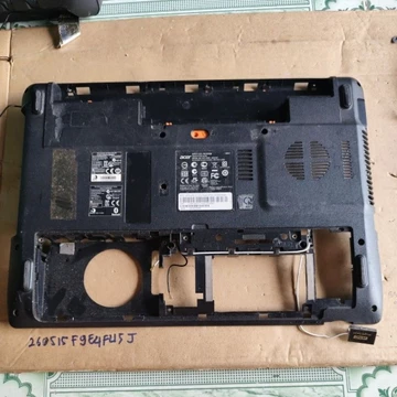 Vỏ mặt D laptop Acer aspire 4752 cũ ,có trầy xước nhiều , ốc Nguyên không bị bể