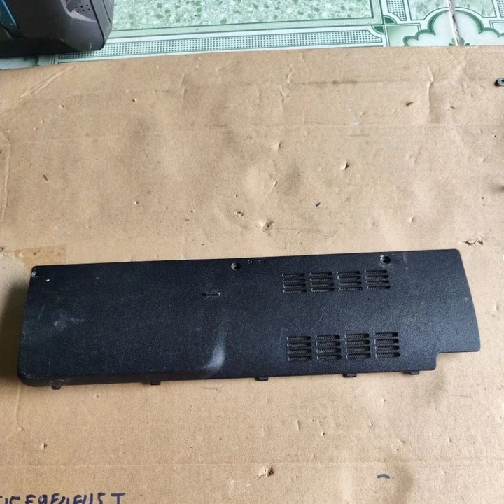 nắp đậy phía dưới Vỏ mặt D laptop Acer aspire 4752 cũ ,có trầy xước nhiều , ốc Nguyên không bị bể