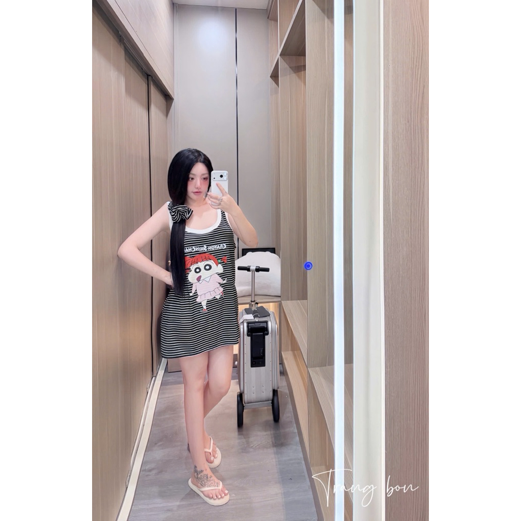 Váy kẻ xuông phối viền in hình kèm dây buộc tóc