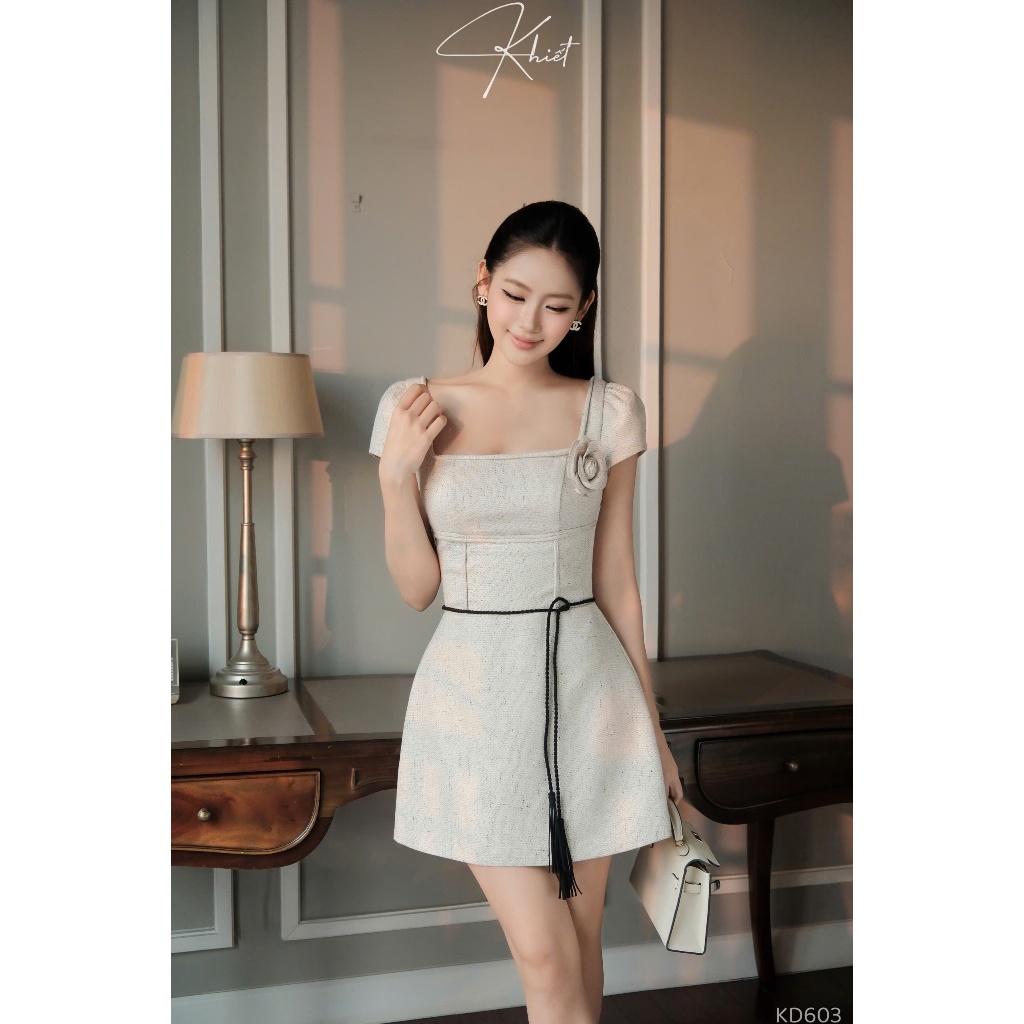 Đầm ngắn tweed cổ vuông phối dây belt đen tua rua phong cách thanh lịch KD603