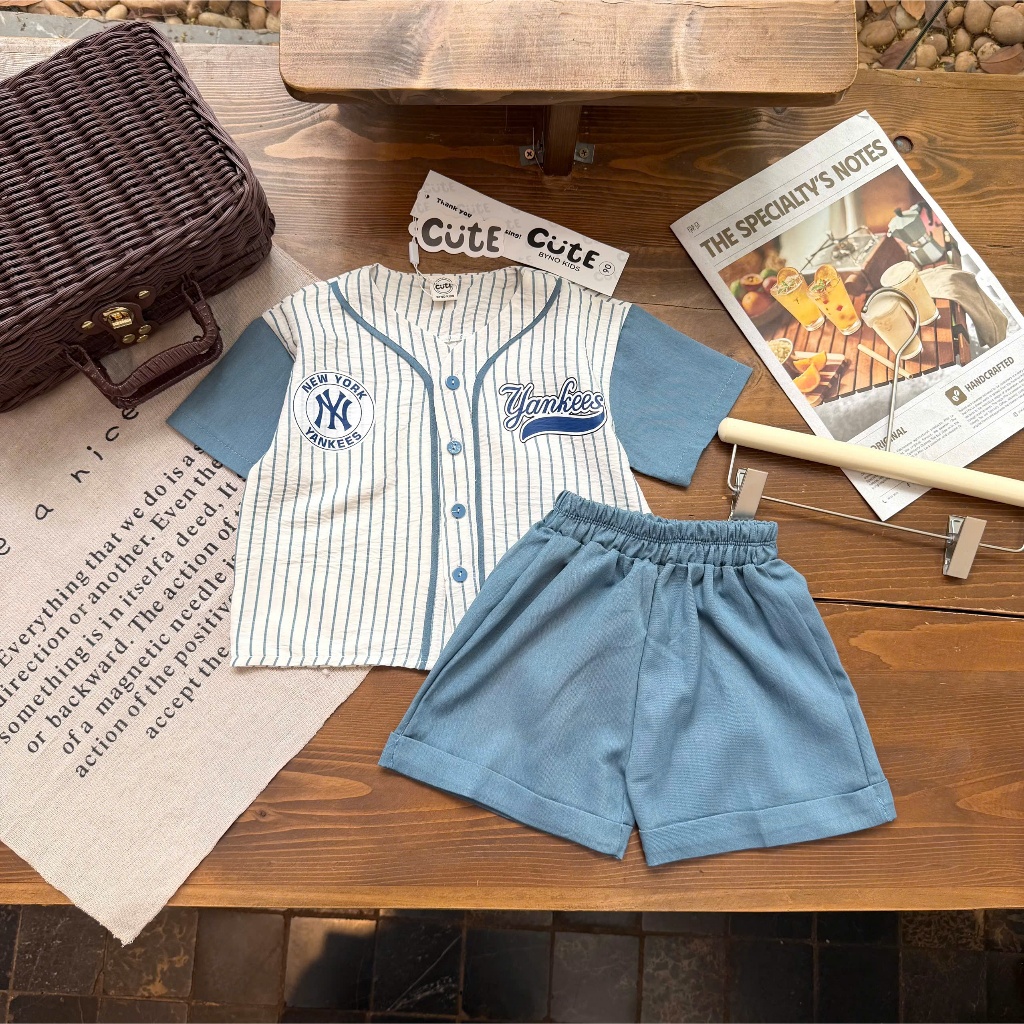 Bộ Đồ Bé Trai Baseball Yankees,Áo Baseball Sọc Xanh+Quần Short Cotton,Bộ Quần Áo Bé Trai Mùa Hè A23