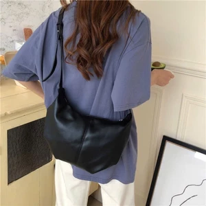 Túi Zr@ dáng bầu basic đeo chéo