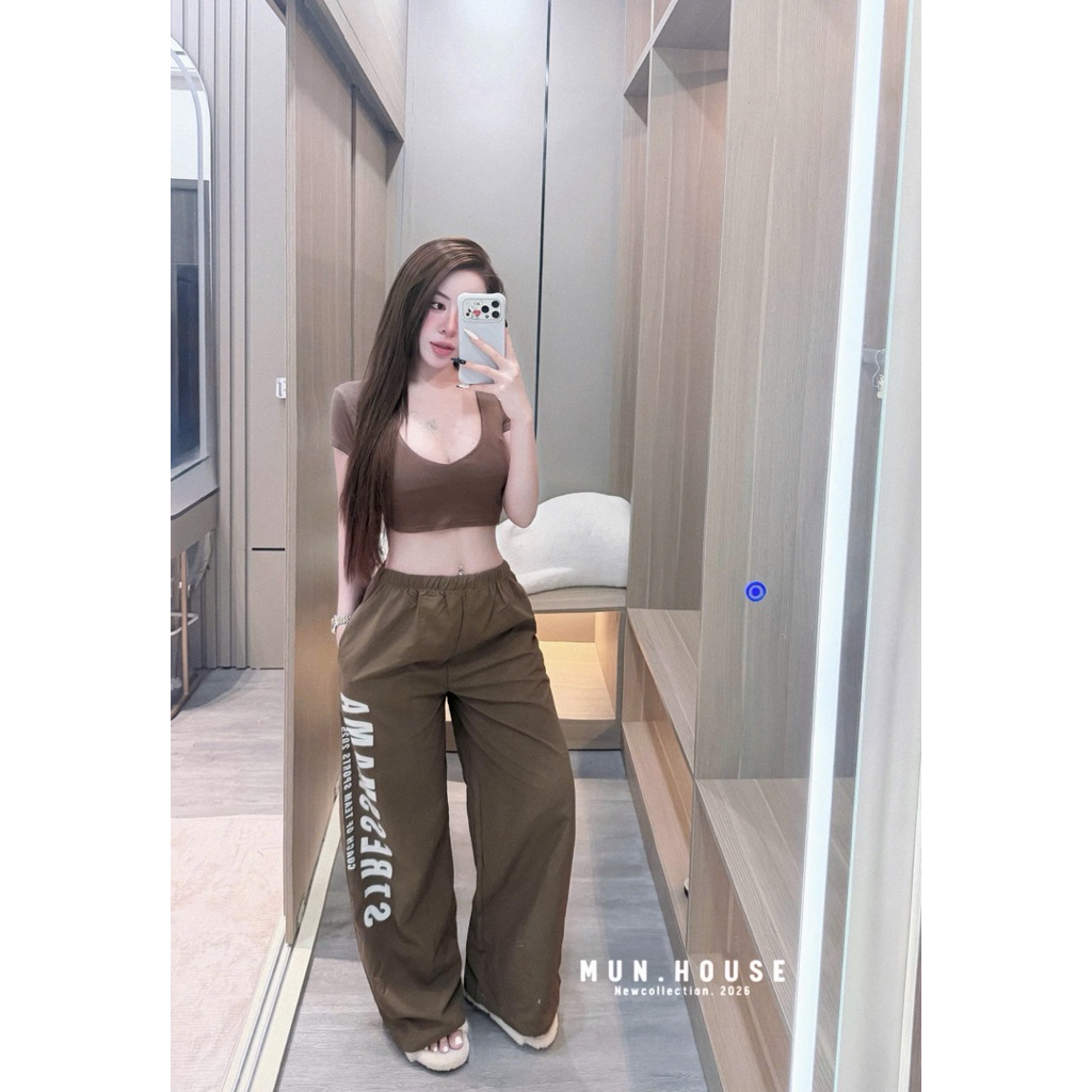 Set quần gió in chữ mix áo crtop cổ tim sm