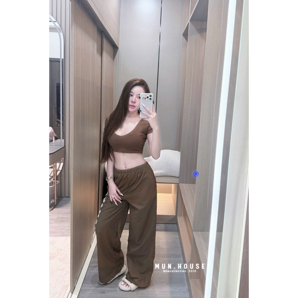 Set quần gió in chữ mix áo crtop cổ tim sm
