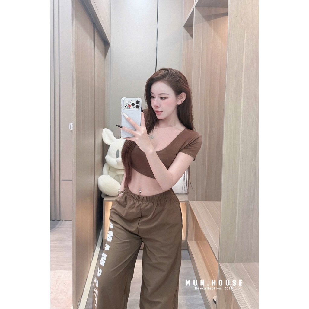 Set quần gió in chữ mix áo crtop cổ tim sm
