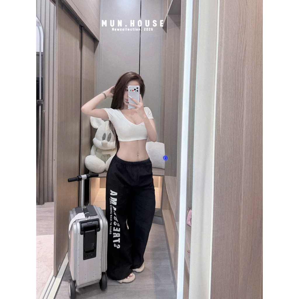 Set quần gió in chữ mix áo crtop cổ tim sm