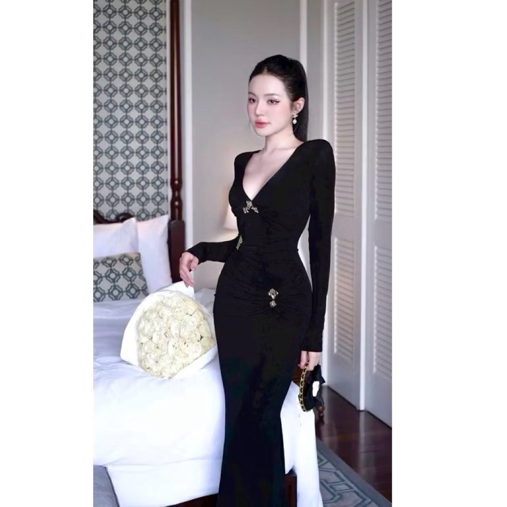 Đầm cổ vê tay dài ôm body đính nút vàng sang trọng