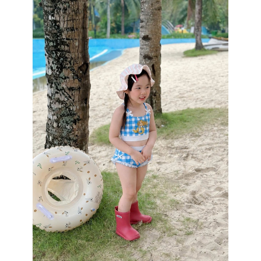 Set bikini bé gái, bộ đồ bơi đi biển bé gái áo hai dây kèm quần phối bèo xanh caro chất thun co giãn Size 10-28kg