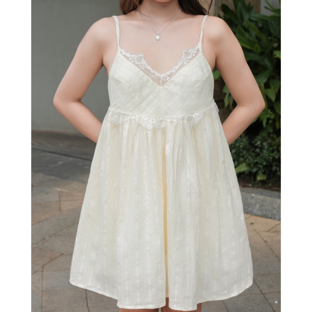 SECODEE Đầm Ngắn Nữ Hai Dây Babydoll Phối Ren Hoa YESIM DRESS Váy Tiểu Thư Ngọt Ngào FSDA2603150