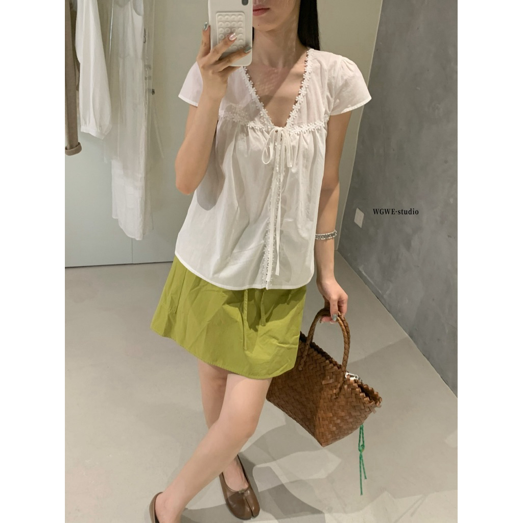 [Sẵn ship]WGWE | Áo babydoll cổ V viền ren tay phồng chất xô cột dây nữ tính – W9861#