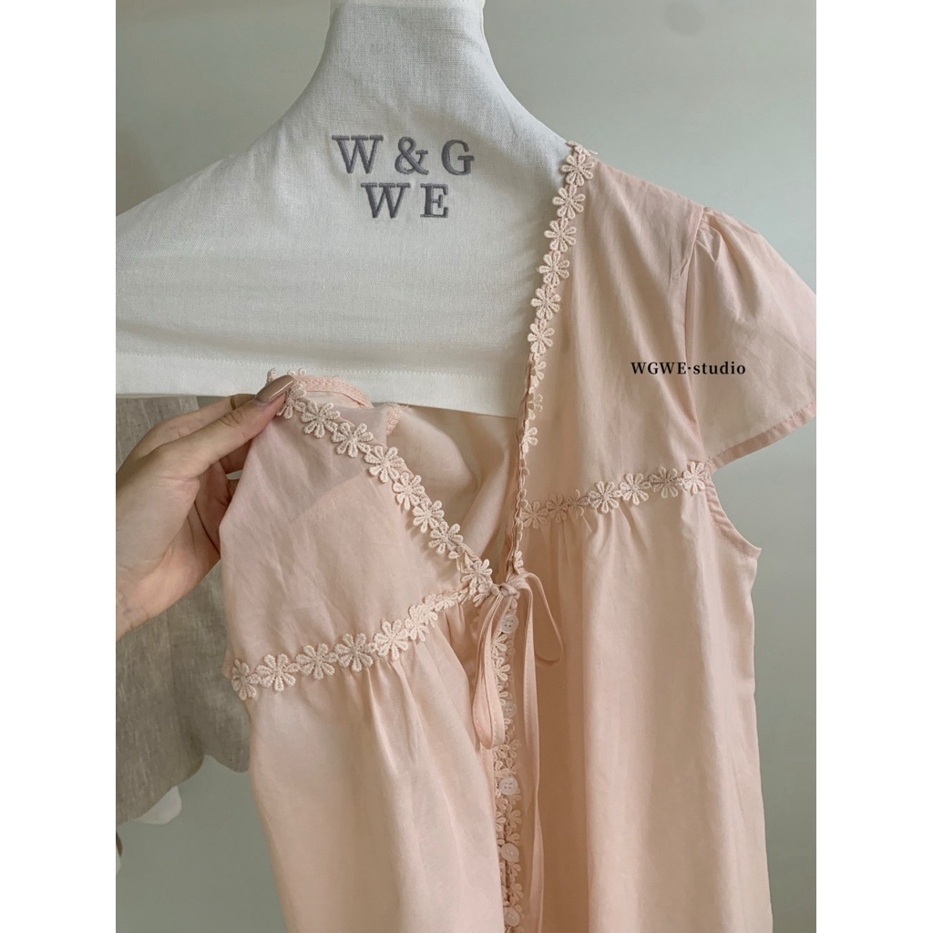 [Sẵn ship]WGWE | Áo babydoll cổ V viền ren tay phồng chất xô cột dây nữ tính – W9861#