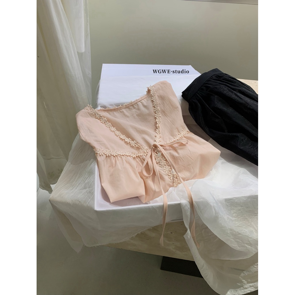 [Sẵn ship]WGWE | Áo babydoll cổ V viền ren tay phồng chất xô cột dây nữ tính – W9861#