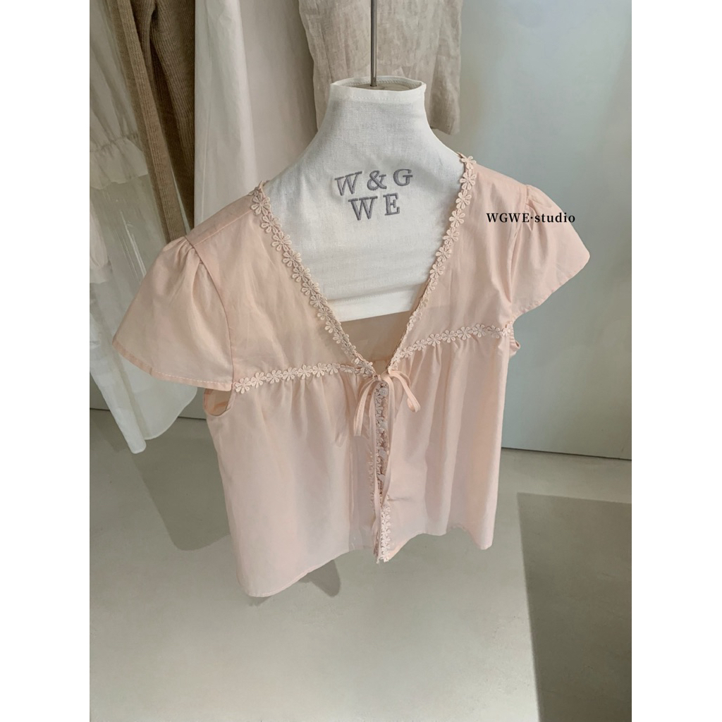 [Sẵn ship]WGWE | Áo babydoll cổ V viền ren tay phồng chất xô cột dây nữ tính – W9861#