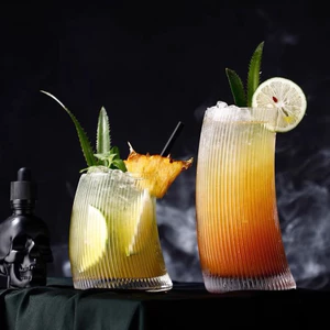 Cốc Nước Uốn Cong Tạo Hình