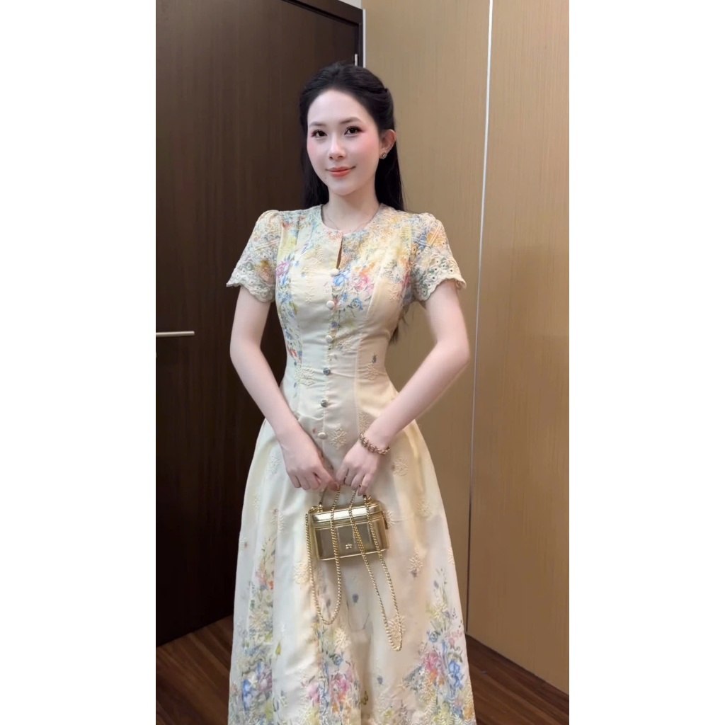 ZIMM STORE-Đầm maxi dáng dài xòe rộng chữ A chất gấm thêu hoa phối hàng cúc trước ngực cổ tàu xẻ chữ V