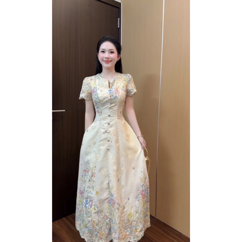 ZIMM STORE-Đầm maxi dáng dài xòe rộng chữ A chất gấm thêu hoa phối hàng cúc trước ngực cổ tàu xẻ chữ V