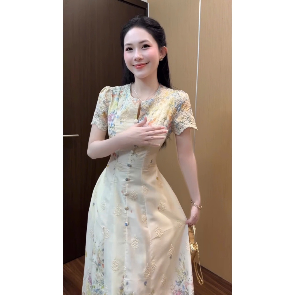 ZIMM STORE-Đầm maxi dáng dài xòe rộng chữ A chất gấm thêu hoa phối hàng cúc trước ngực cổ tàu xẻ chữ V