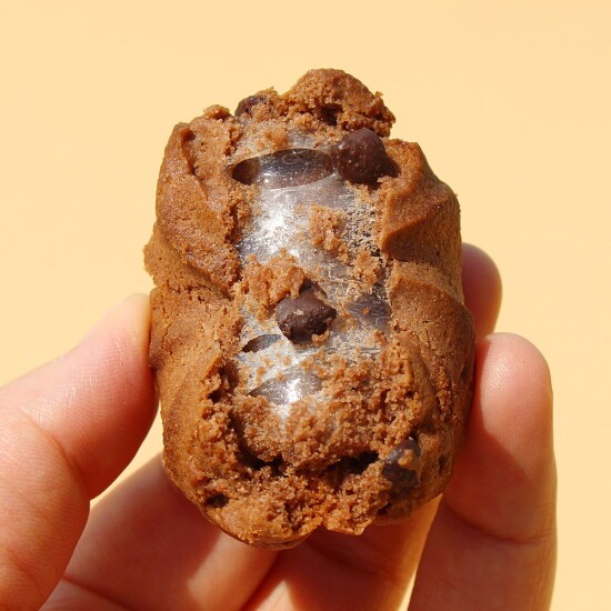 Bánh Quy Chocolate Chip Nhân Mochi Dẻo Cheongwoo 90G Hàn Quốc – Cookie Mềm Ẩm Kèm Hạt Chocolate Chip [DA17]