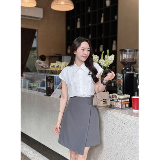 Áo sơ mi trắng phối ren hoa ngực