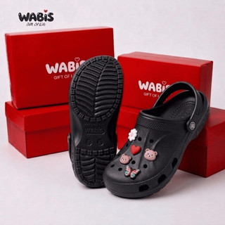 [Tặng Charm + Móc Khóa Chính Hãng] Dép Sục Màu Đen WABIS Đế Cao 3cm Không Thấm Nước, Chống Trượt [WUC-V2][LÙI 1 SIZE]