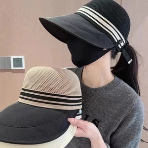 Mũ lưỡi trai vành rộng bằng cói, có phần đỉnh kín giúp che nắng, kèm nút cài khẩu trang tiện lợi cho các chuyến đi biển