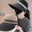 Mũ lưỡi trai vành rộng bằng cói, có phần đỉnh kín giúp che nắng, kèm nút cài khẩu trang tiện lợi cho các chuyến đi biển