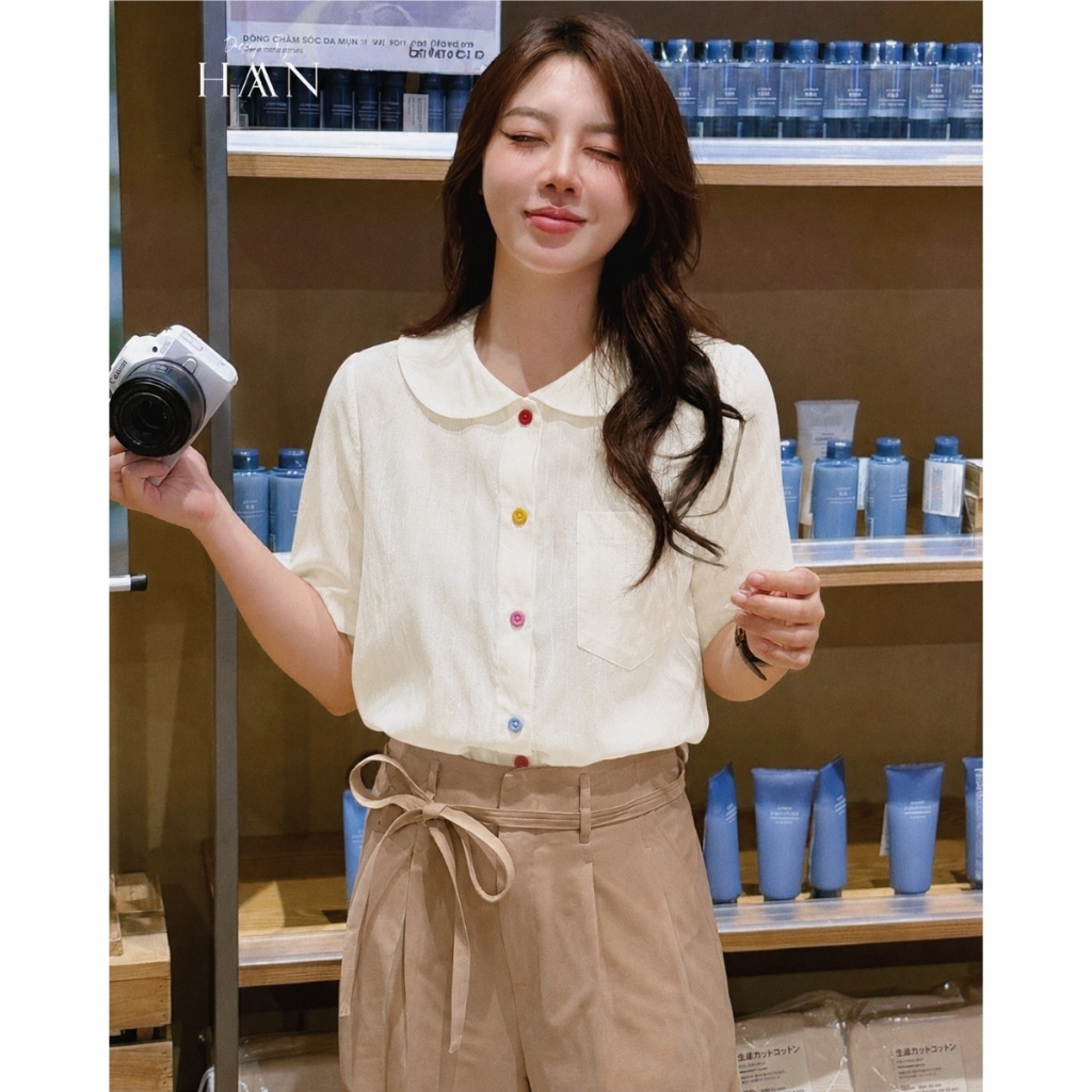 Áo Sơ Mi Nữ Ngắn Tay Cổ Sen Màu Trắng Kem Mix Cúc Màu, Vải Thô Ướt Nhăn HAAN Design SM2655