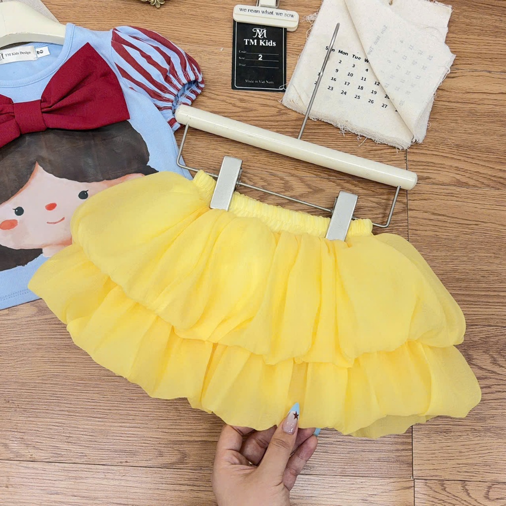 Set bé gái sành điệu, đồ bộ bé gái, áo in hình cô bé phối nơ đỏ nổi bật mix quần bí phồng 2 tầng 10-30kg Hami Kids