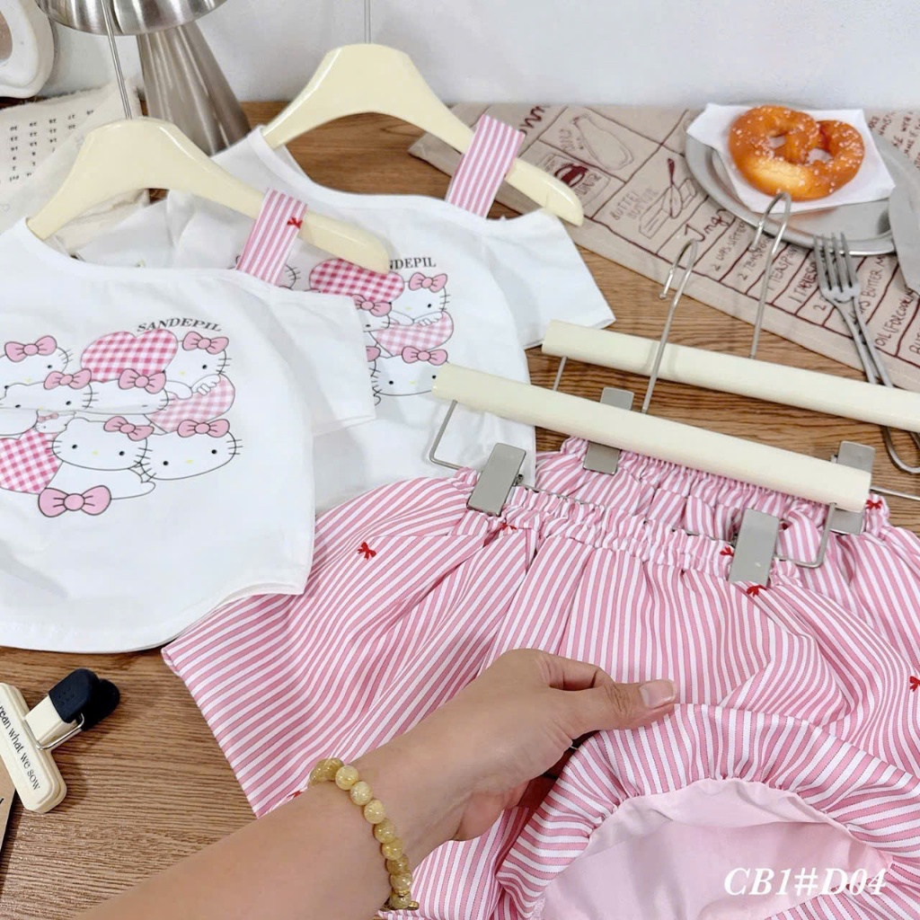 Đồ mặc nhà cho bé, set bé gái sành điệu, đồ bộ bé gái, áo lệch vai rút eo hình mèo mix quần bí kẻ nơ 10-30kg Hami Kids