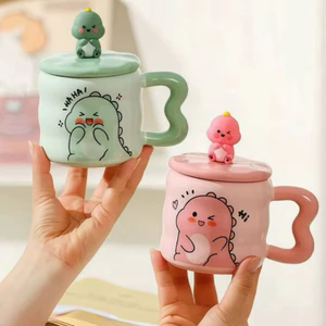 Cốc sứ Ly sứ có nắp hình Khủng Long 380ml đi kèm có muỗng chất lượng cao cấp.