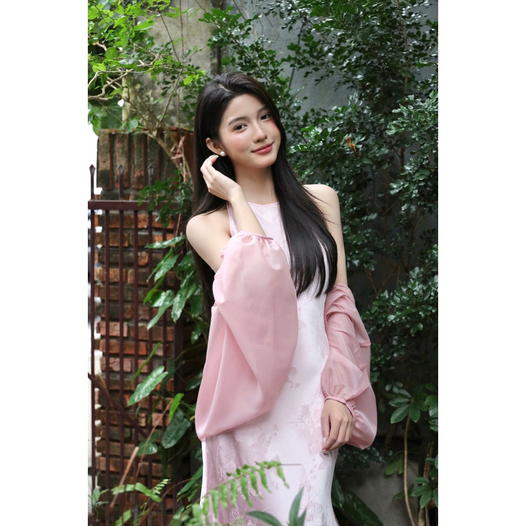 SUNDEI | Áo choàng tơ khoác hờ mặc kèm váy lụa