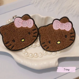 Kẹp Tóc Mái Hello Kitty Nâu Siêu Cấp Đáng Yêu - Phụ Kiện Tóc Vải Bông Mềm Mại Thêu Sắc Nét Cho Bạn Gái