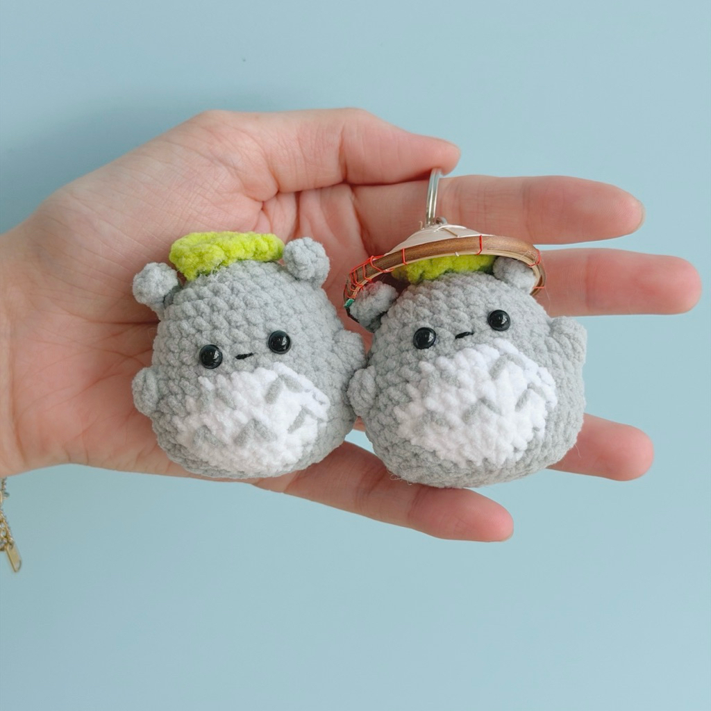 Móc Khoá Len Nhung Totoro Baby Đội Nón Lá Handmade Màu Xám Quà Tặng Dễ Thương Độc Đáo