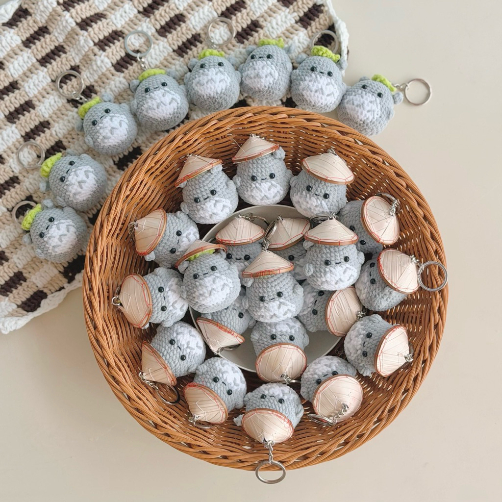 Móc Khoá Len Nhung Totoro Baby Đội Nón Lá Handmade Màu Xám Quà Tặng Dễ Thương Độc Đáo