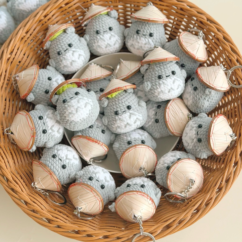 Móc Khoá Len Nhung Totoro Baby Đội Nón Lá Handmade Màu Xám Quà Tặng Dễ Thương Độc Đáo