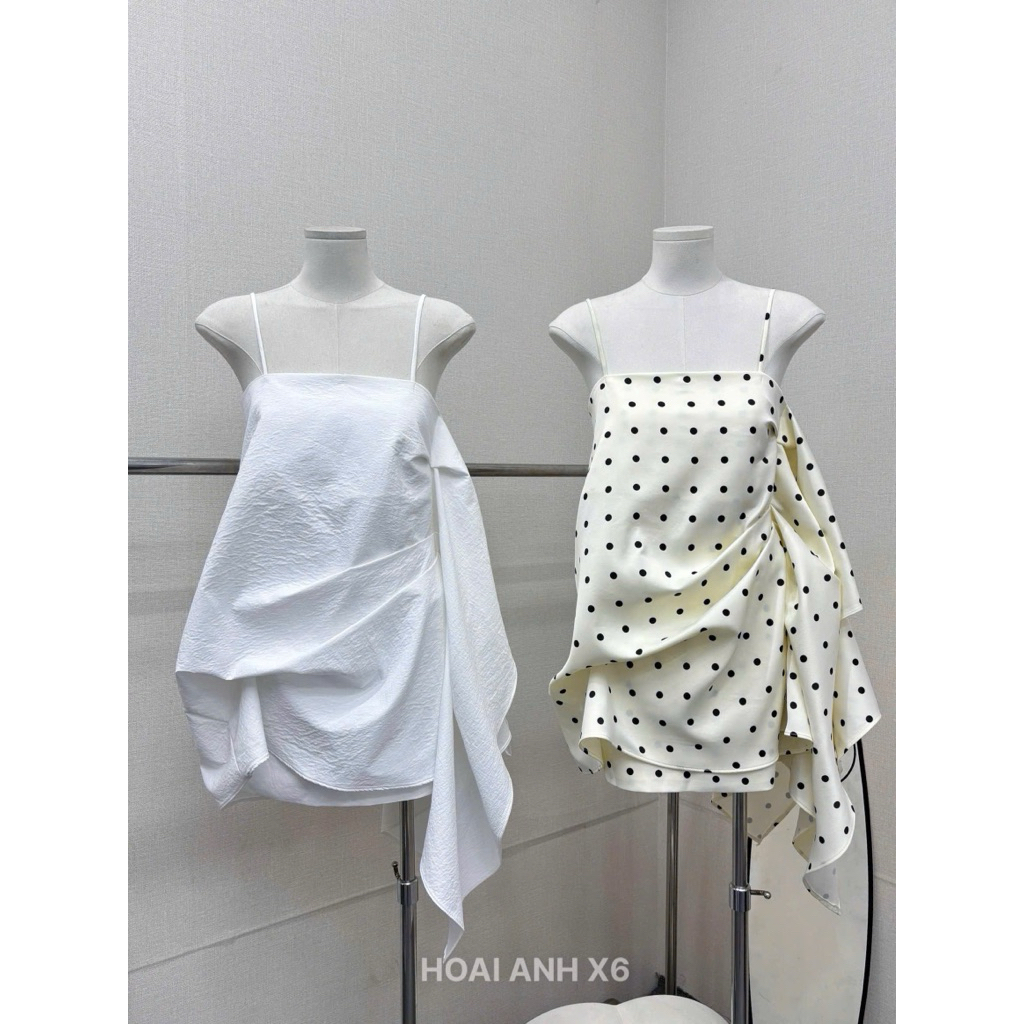 Đầm hai dây chấm bi - trắng dáng suông nhẹ phối tà vạt SM