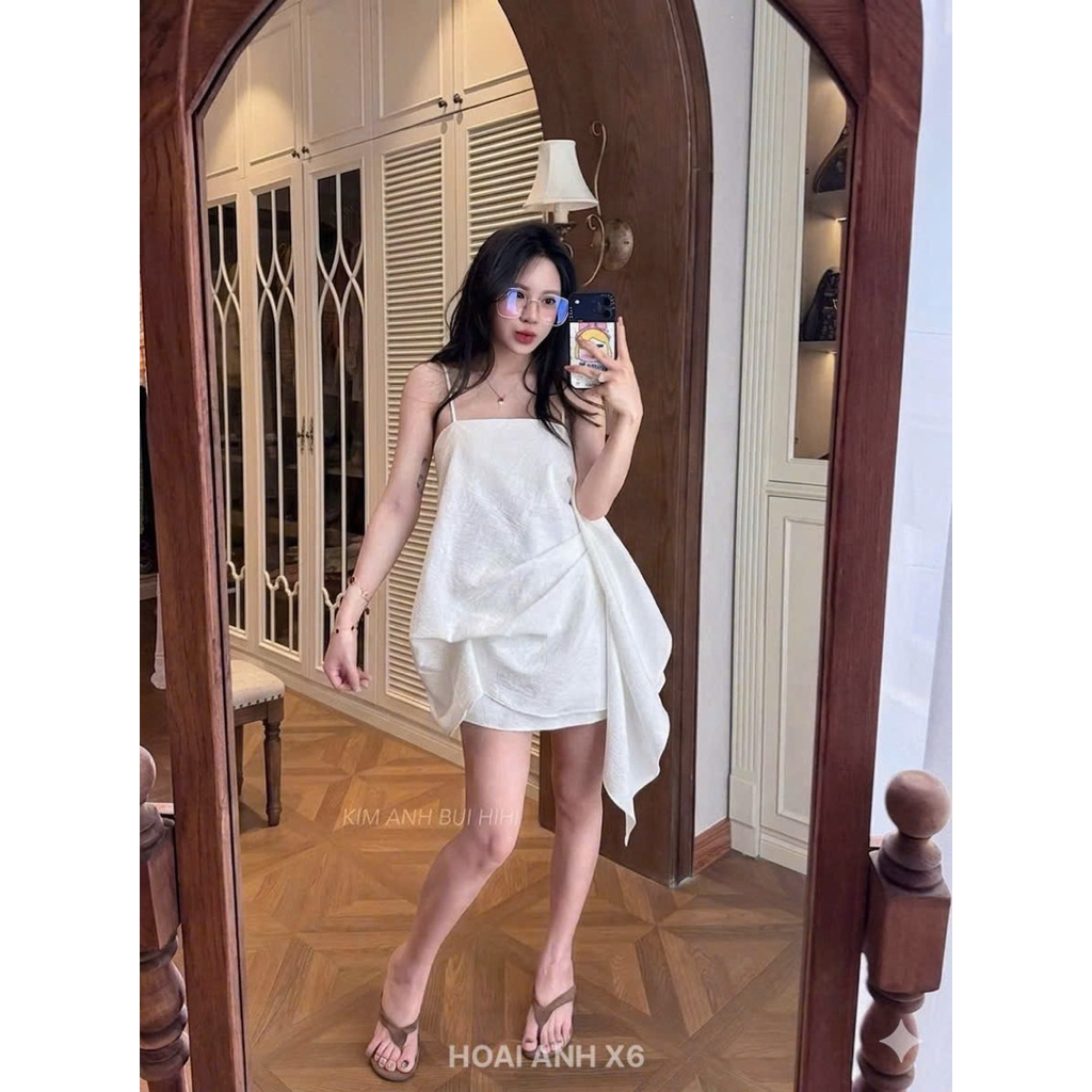 Đầm hai dây chấm bi - trắng dáng suông nhẹ phối tà vạt SM