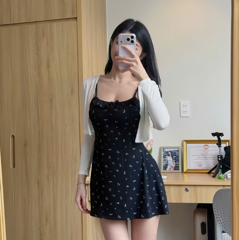 Đầm 2 dây in hoa ngắn ,cổ viền bèo đính nơ có mút chất thun gân phối khoác thun Ladong