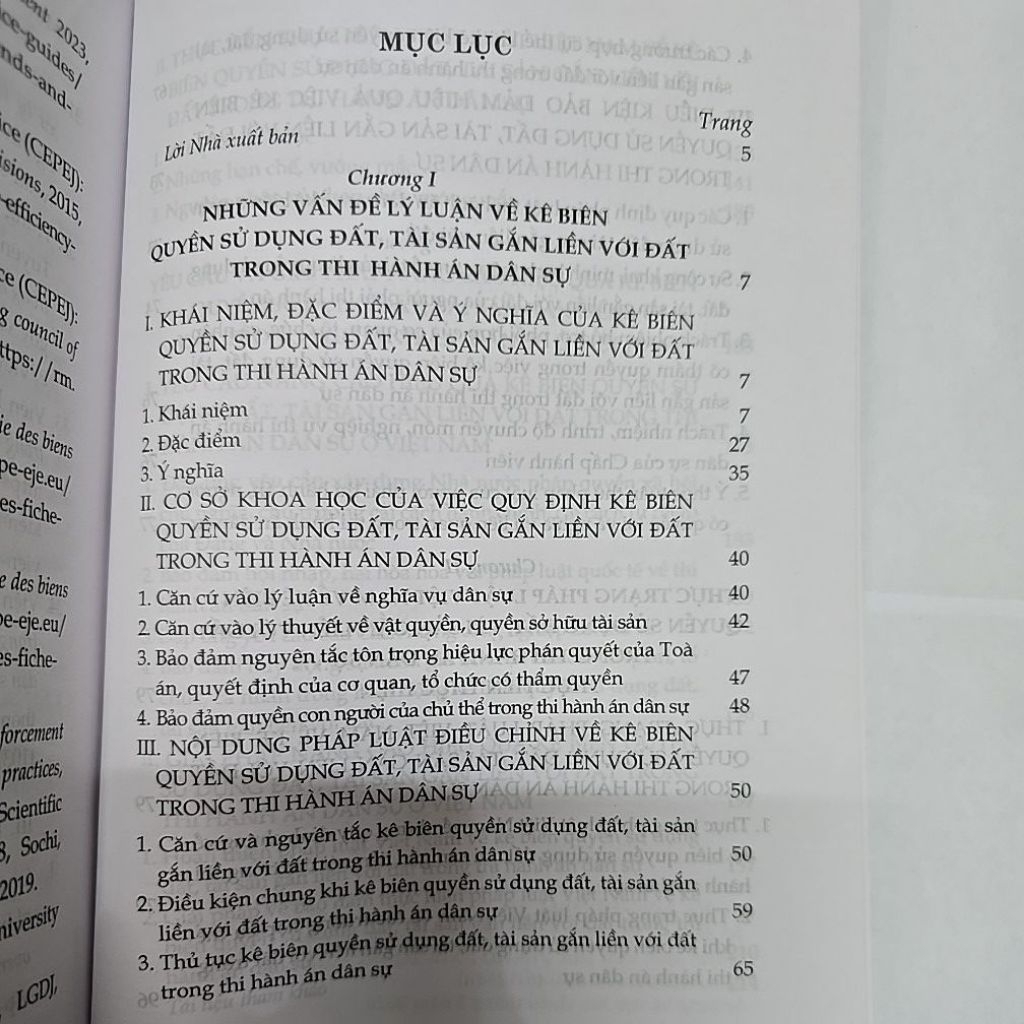 Sách - Kê Biên Quyền Sử Dụng Đất và Tài Sản Gắn Liền Với Đất Trong Thi Hành Án Dân Sự Ở Việt Nam