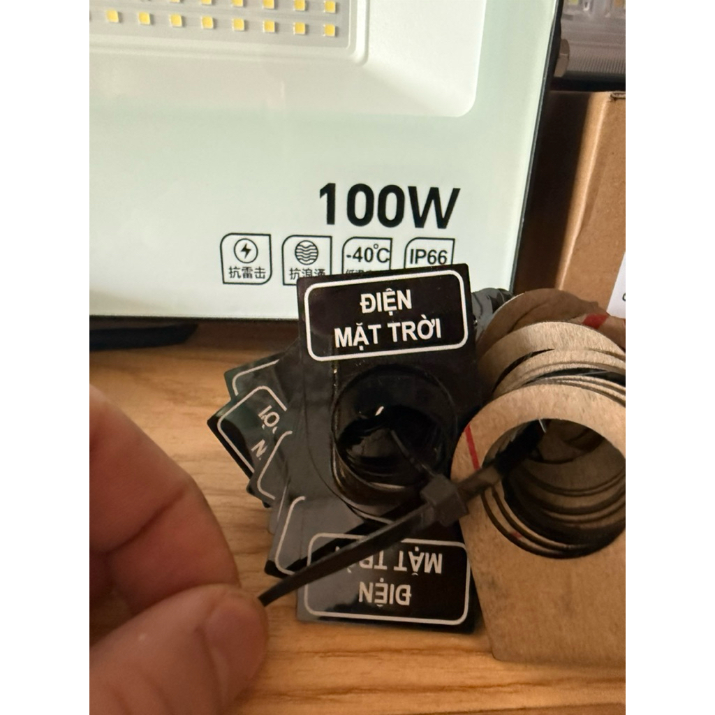 Tem tủ điện năng lượng mặt trời để sẵn 2 lỗ ốc