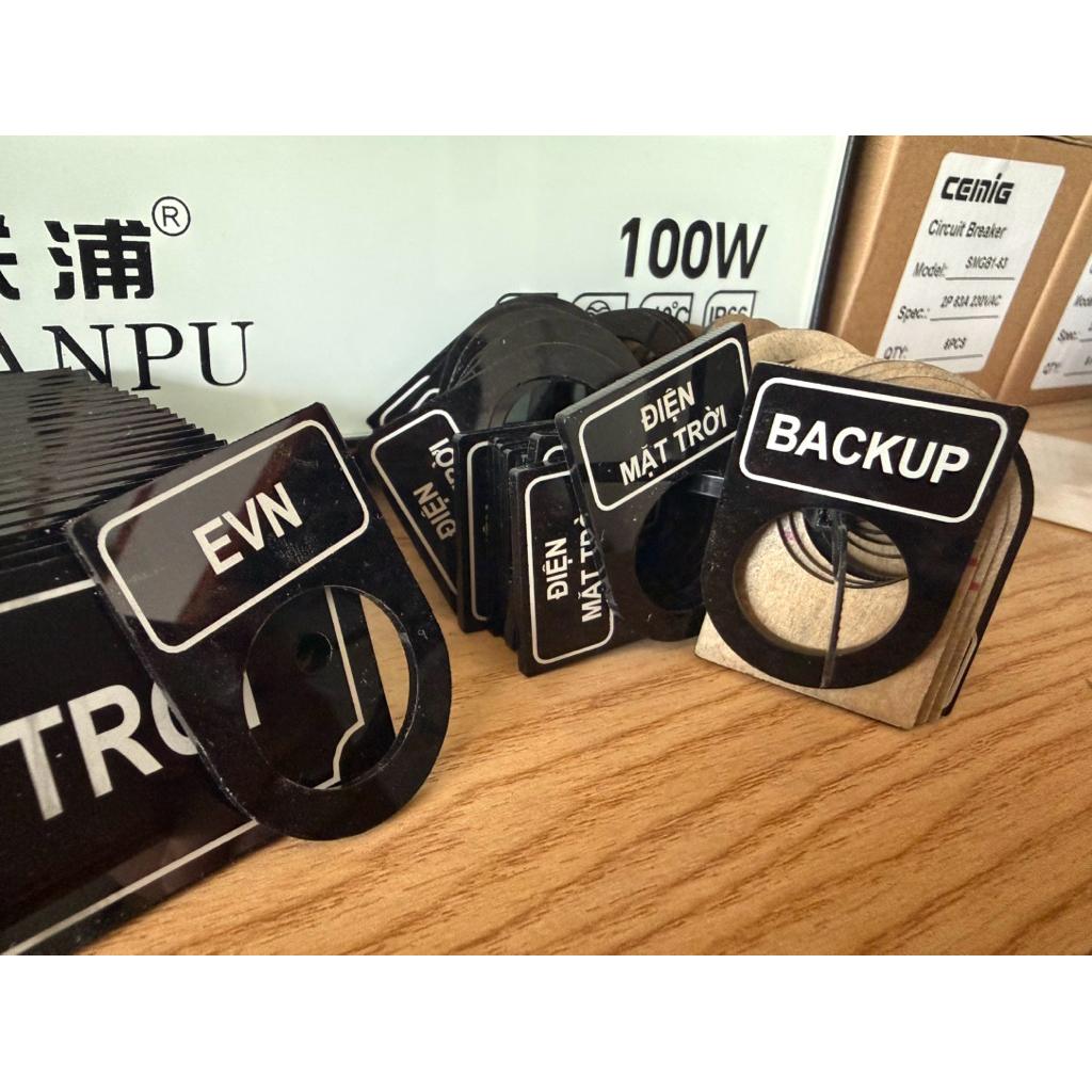 Tem tủ điện năng lượng mặt trời để sẵn 2 lỗ ốc