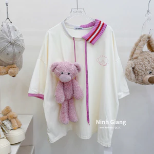 Áo phông 13DMZ cổ len lệch đính gấu bông hồng