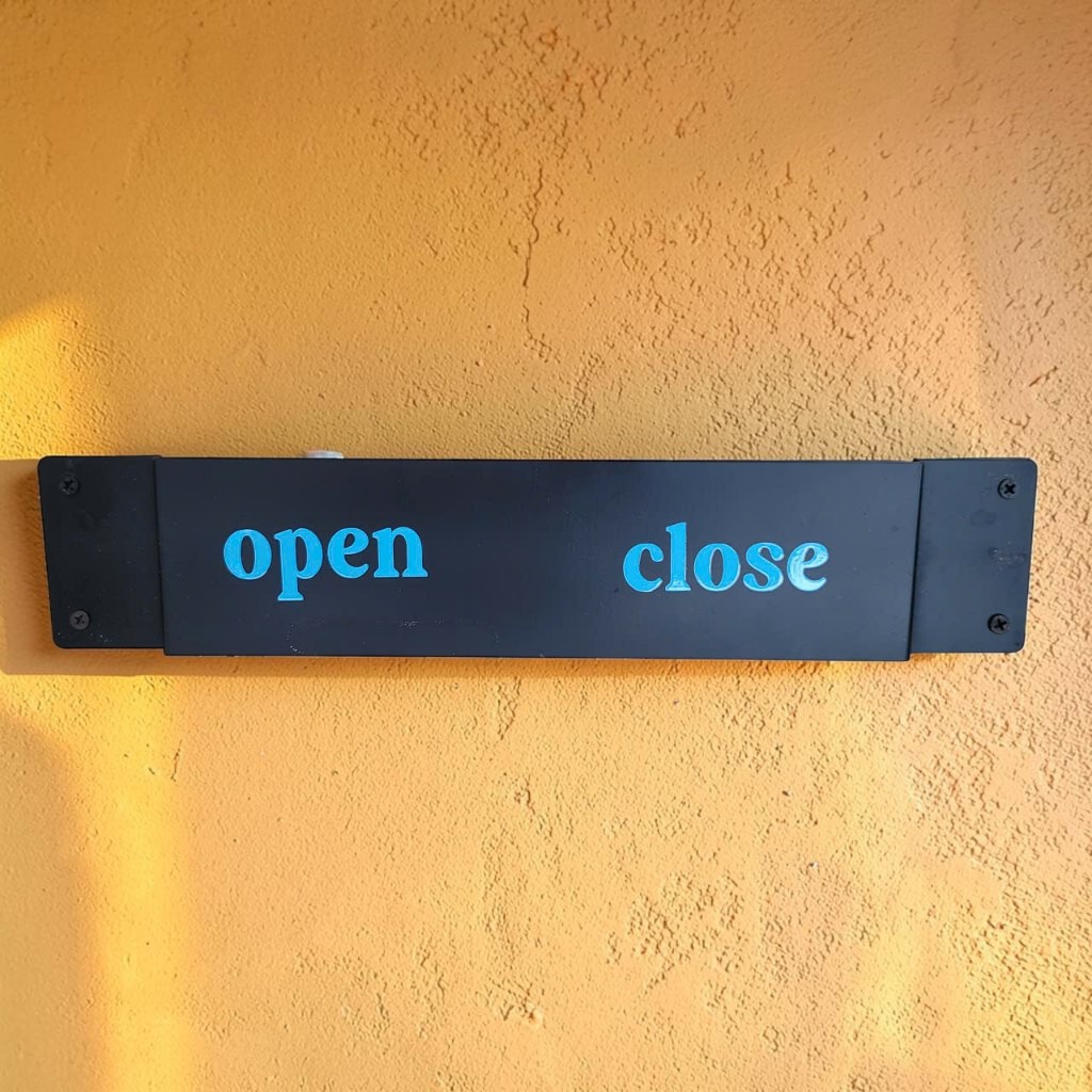 Bảng Open Close Bằng Sắt phù hợp cho shop,quán cafe– LynhDecor Miễn Phí In UV Nội Dung Theo Yêu Cầu