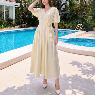 Đầm Nữ 𝐂𝐂𝐇𝐀𝐓 Dáng Xòe Xếp Ly Eo Aura Gắn Hoa Chất Liệu Tuytsi Cao Cấp 16VNS2025XT