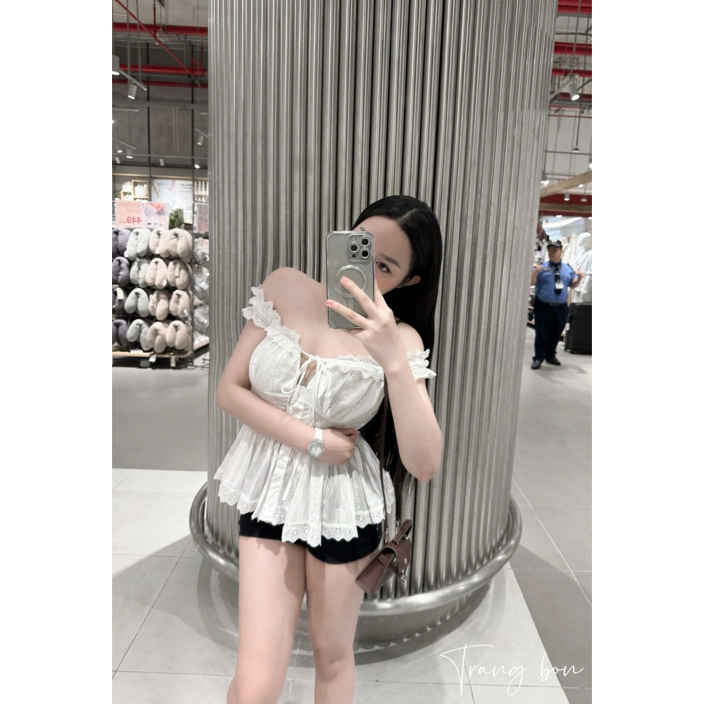 Áo ren hoa trễ vai bèo mix đồ xinh lắm