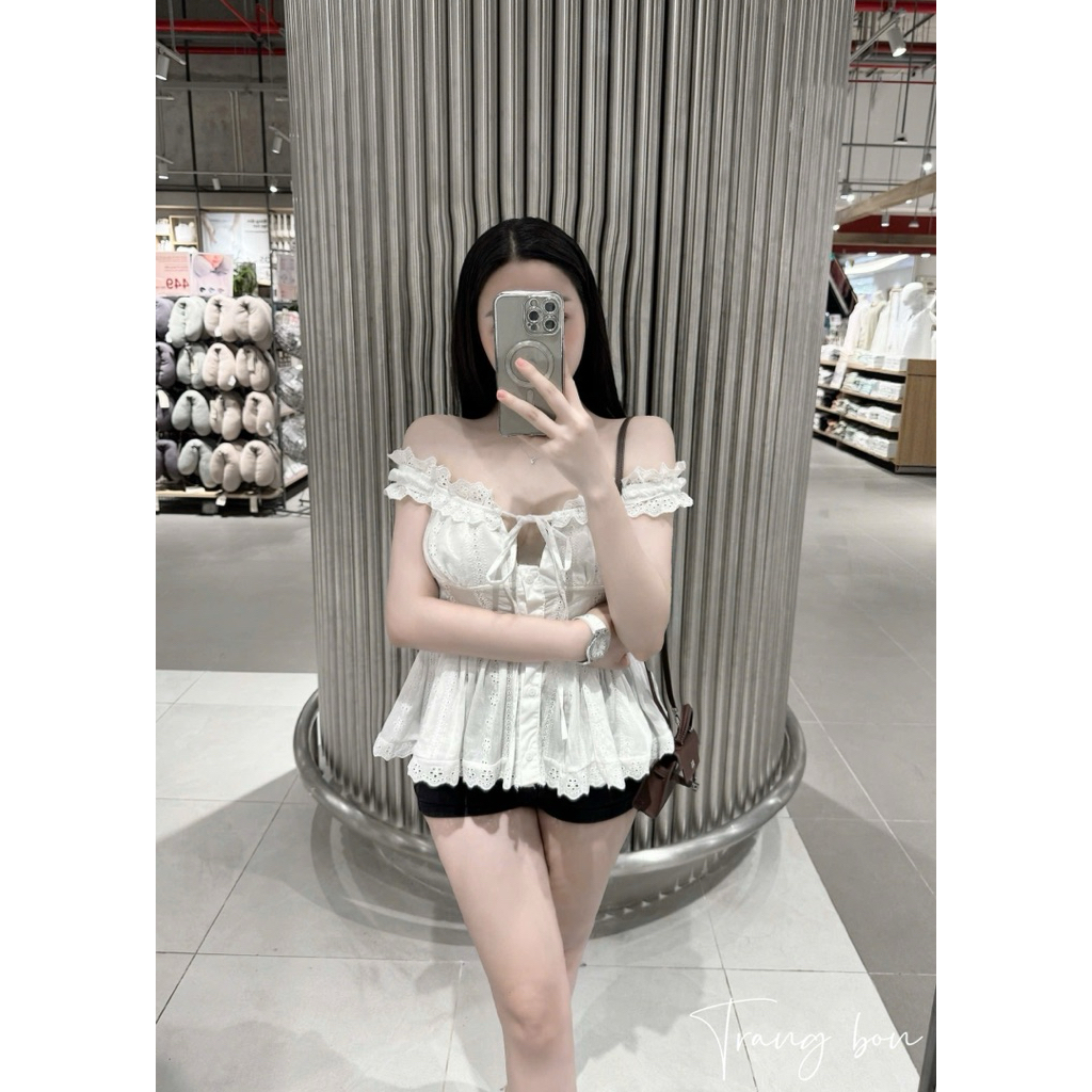 Áo ren hoa trễ vai bèo mix đồ xinh lắm