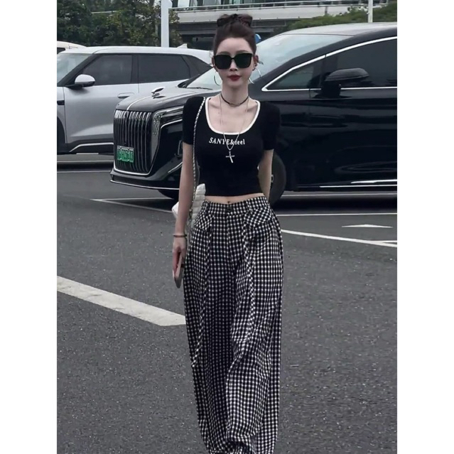 Set Đồ Nữ Áo Croptop Đen Hở Lưng Phối Viền Trắng , Quần Suông Caro Ống Rộng Phong Cách Hàn Quốc New 2026