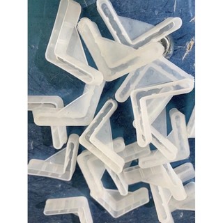 ( Quà tặng ) Bộ 4 chân nhựa lắp kệ sắt V lỗ đa năng - chống trơn trượt, chầy xước sàn