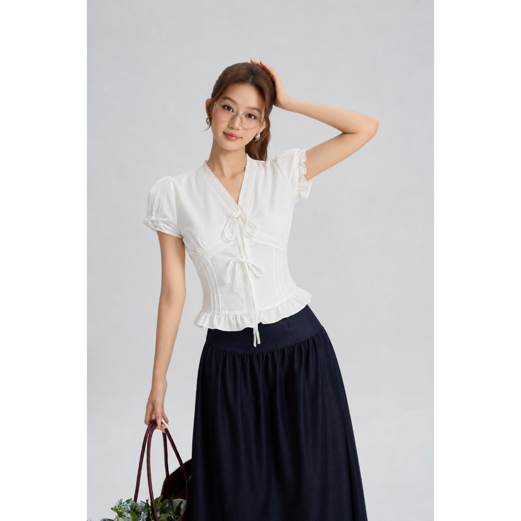 Áo Kiểu Nữ Gmorning - GUMAC Form Ôm Cổ V Tay Ngắn Nhún Ngực Phối Viền Ren Dịu Dàng Sang Trọng YAG06005